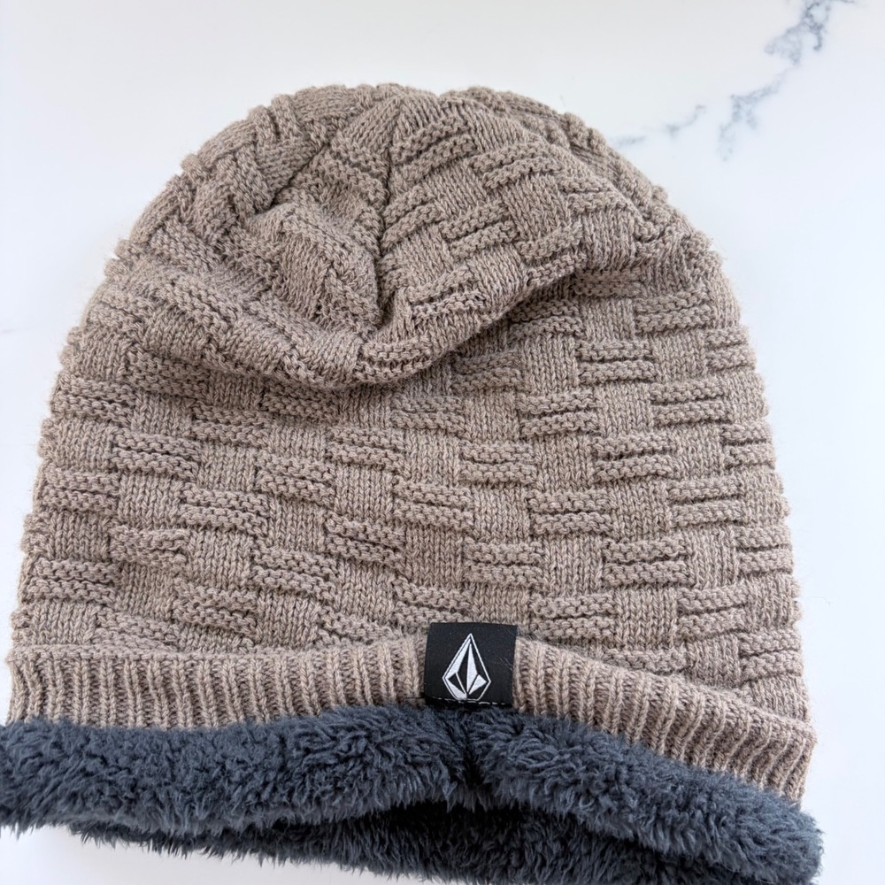 Volcom Beanie Tan Brown Basket Weave Knit Faux Fur Lined Winter Hat Logo Tag